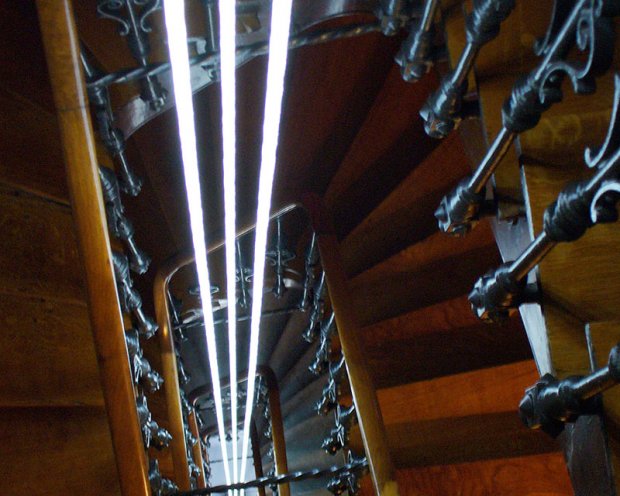 Escalier éclairé par 3 fibres optiques diffusantes traversant les 3 niveaux